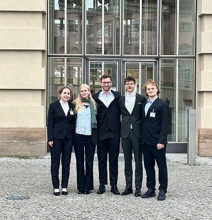 Foto von Cristina Lloyd: Reihenfolge von Links nach Rechts: Johanna Neubert, Frieda Festag, Ronny Karch, Justus Thau, Emil Sparmann