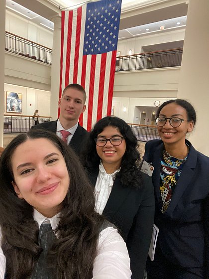 v.l.n.r.: Ariana Popovici, Lucas Z�llner, Andrea Martinez und Coach Millan Bederu